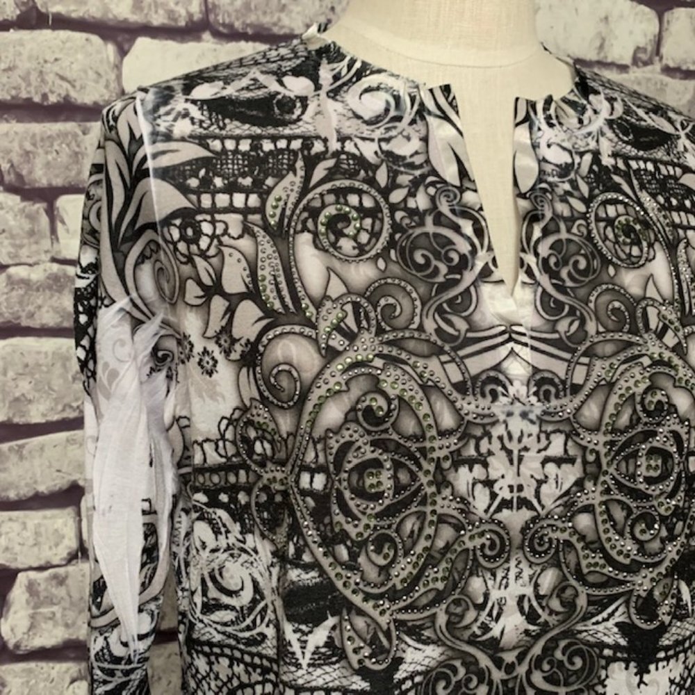 Chico's Black & White V-Neck Blouse Size L - Picture 2 of 9